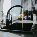 Kitchen sink faucet with running water