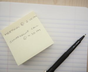 Image of a sticky note and pen on a notebook 