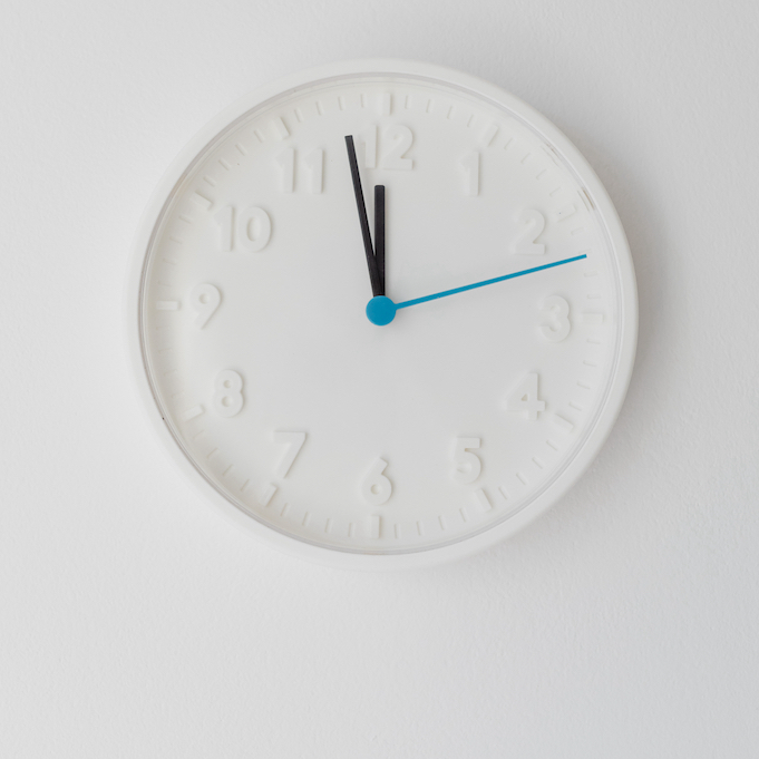 Image of white wall clock on the wall